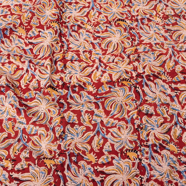 〔1m切り売り〕伝統息づく南インドから　昔ながらの木版染め更紗模様布 - 赤系〔横幅:約121cm〕の写真1枚目です。木版で丁寧にプリント。インドらしい味わいのある布地です。ウッドブロック,木版染め,ボタニカル,唐草模様,切り売り,量り売り布,アジア布 量り売り,手芸,生地