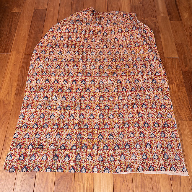 〔1m切り売り〕伝統息づく南インドから　昔ながらの木版染め更紗模様布 - 赤系〔横幅:約114cm〕 3 - 全体を広げてみたところです。1mの長さごとにご購入いただけます。