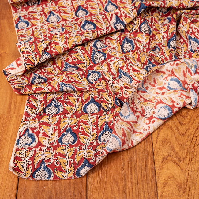 〔1m切り売り〕伝統息づく南インドから　昔ながらの木版染め更紗模様布 - 赤系〔横幅:約114cm〕 5 - 縁部分の写真です。雰囲気ある、このムラはハンドメイドにしか出せません。