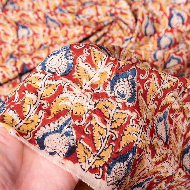 〔1m切り売り〕伝統息づく南インドから　昔ながらの木版染め更紗模様布 - 赤系〔横幅:約114cm〕 6 - 生地の拡大写真です