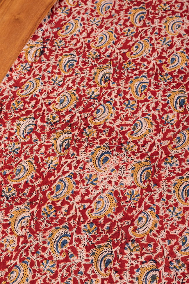 〔1m切り売り〕伝統息づく南インドから　昔ながらの木版染め更紗模様布 - 赤系〔横幅:約116cm〕 2 - とても素敵な雰囲気です