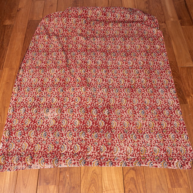〔1m切り売り〕伝統息づく南インドから　昔ながらの木版染め更紗模様布 - 赤系〔横幅:約116cm〕 3 - 全体を広げてみたところです。1mの長さごとにご購入いただけます。