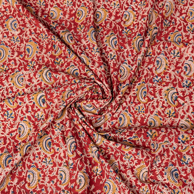 〔1m切り売り〕伝統息づく南インドから　昔ながらの木版染め更紗模様布 - 赤系〔横幅:約116cm〕 4 - インドならではの布ですね。