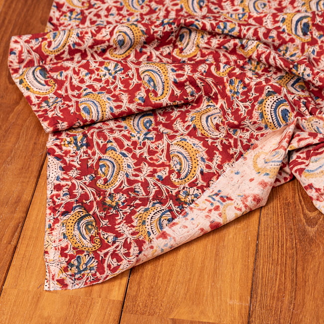 〔1m切り売り〕伝統息づく南インドから　昔ながらの木版染め更紗模様布 - 赤系〔横幅:約116cm〕 5 - 縁部分の写真です。雰囲気ある、このムラはハンドメイドにしか出せません。