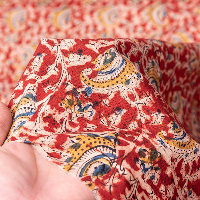 〔1m切り売り〕伝統息づく南インドから　昔ながらの木版染め更紗模様布 - 赤系〔横幅:約116cm〕 6 - 生地の拡大写真です