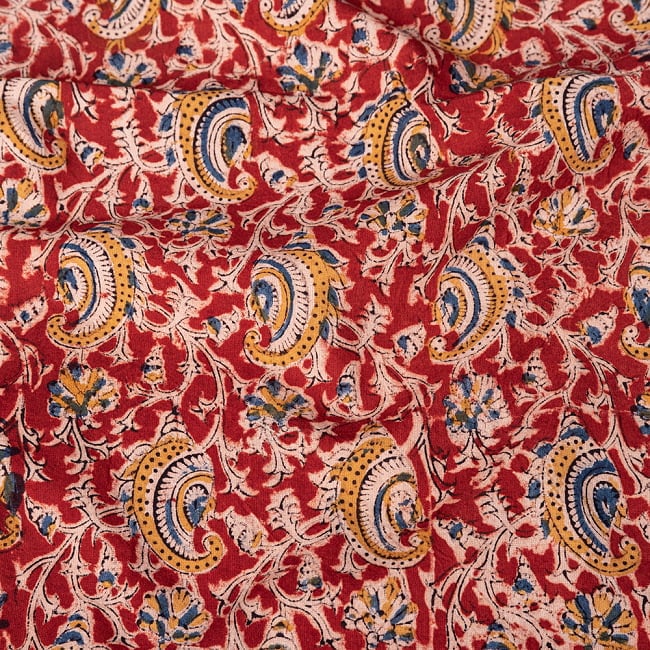〔1m切り売り〕伝統息づく南インドから　昔ながらの木版染め更紗模様布 - 赤系〔横幅:約116cm〕の写真1枚目です。木版で丁寧にプリント。インドらしい味わいのある布地です。ウッドブロック,木版染め,ボタニカル,唐草模様,切り売り,量り売り布,アジア布 量り売り,手芸,生地