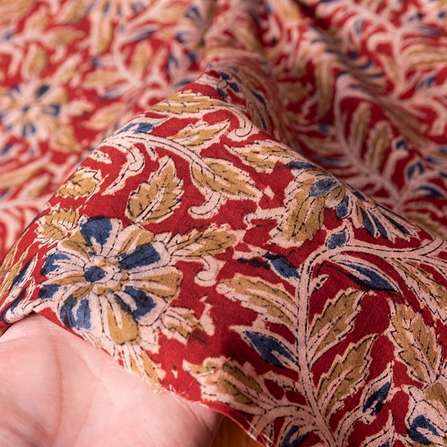 〔1m切り売り〕伝統息づく南インドから　昔ながらの木版染め更紗模様布 - 赤系〔横幅:約115cm〕 6 - 生地の拡大写真です