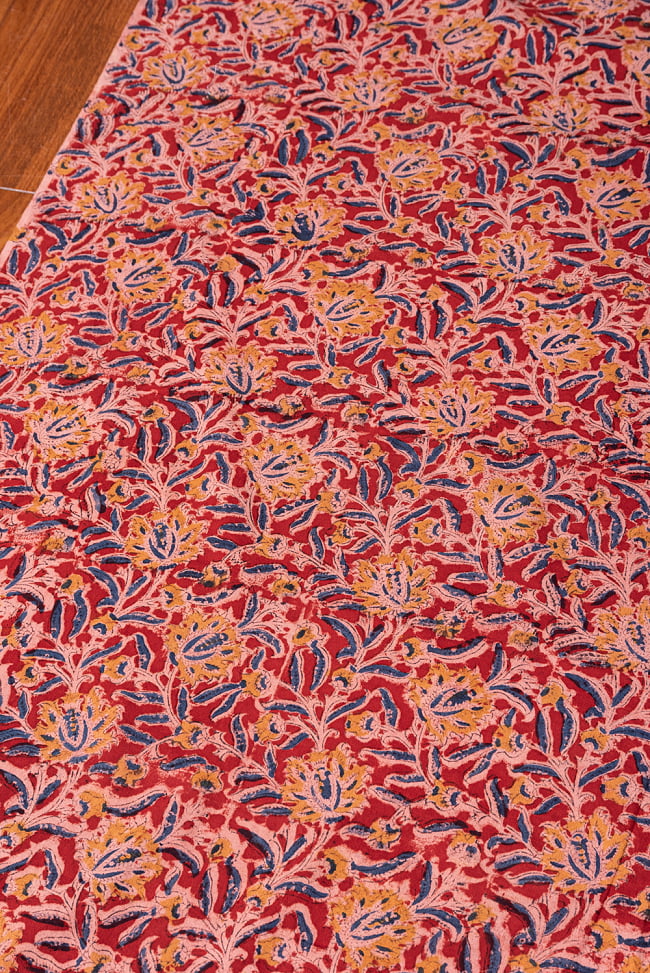 〔1m切り売り〕伝統息づく南インドから　昔ながらの木版染め更紗模様布 - 赤系〔横幅:約118cm〕 2 - とても素敵な雰囲気です