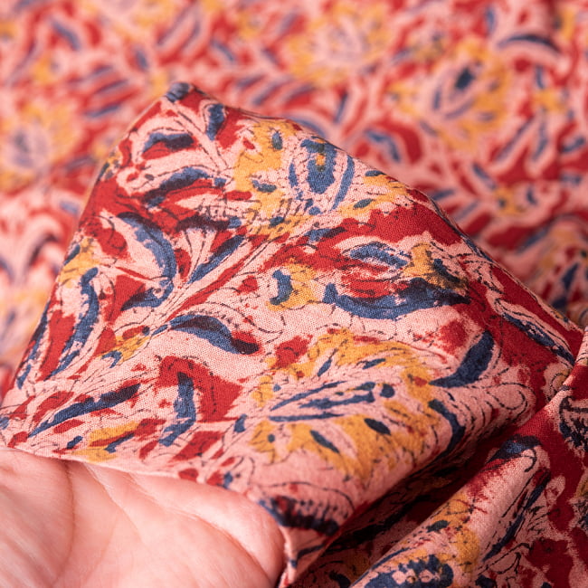 〔1m切り売り〕伝統息づく南インドから　昔ながらの木版染め更紗模様布 - 赤系〔横幅:約118cm〕 6 - 生地の拡大写真です