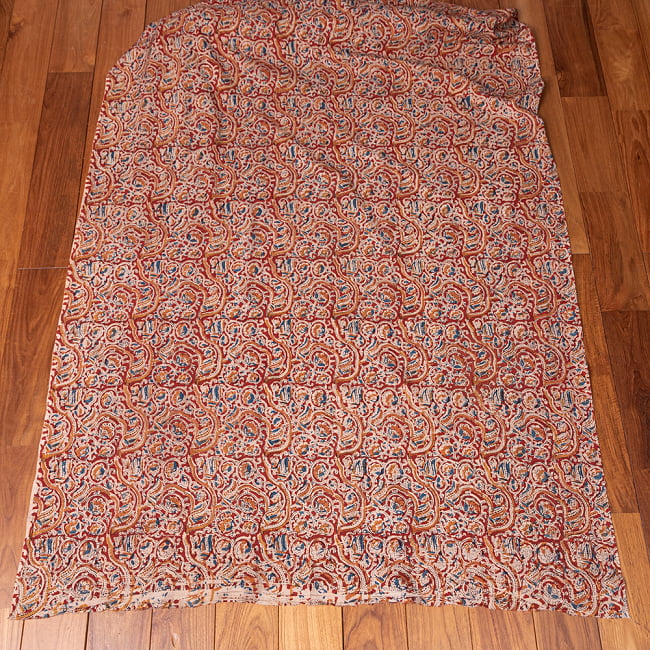 〔1m切り売り〕伝統息づく南インドから　昔ながらの木版染め更紗模様布 - 赤系〔横幅:約117cm〕 3 - 全体を広げてみたところです。1mの長さごとにご購入いただけます。