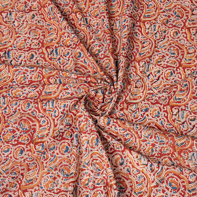 〔1m切り売り〕伝統息づく南インドから　昔ながらの木版染め更紗模様布 - 赤系〔横幅:約117cm〕 4 - インドならではの布ですね。