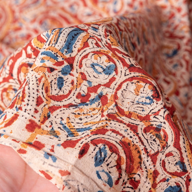 〔1m切り売り〕伝統息づく南インドから　昔ながらの木版染め更紗模様布 - 赤系〔横幅:約117cm〕 6 - 生地の拡大写真です