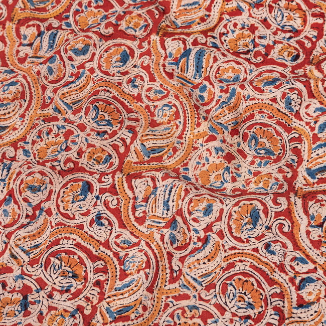 〔1m切り売り〕伝統息づく南インドから　昔ながらの木版染め更紗模様布 - 赤系〔横幅:約117cm〕の写真1枚目です。木版で丁寧にプリント。インドらしい味わいのある布地です。ウッドブロック,木版染め,ボタニカル,唐草模様,切り売り,量り売り布,アジア布 量り売り,手芸,生地