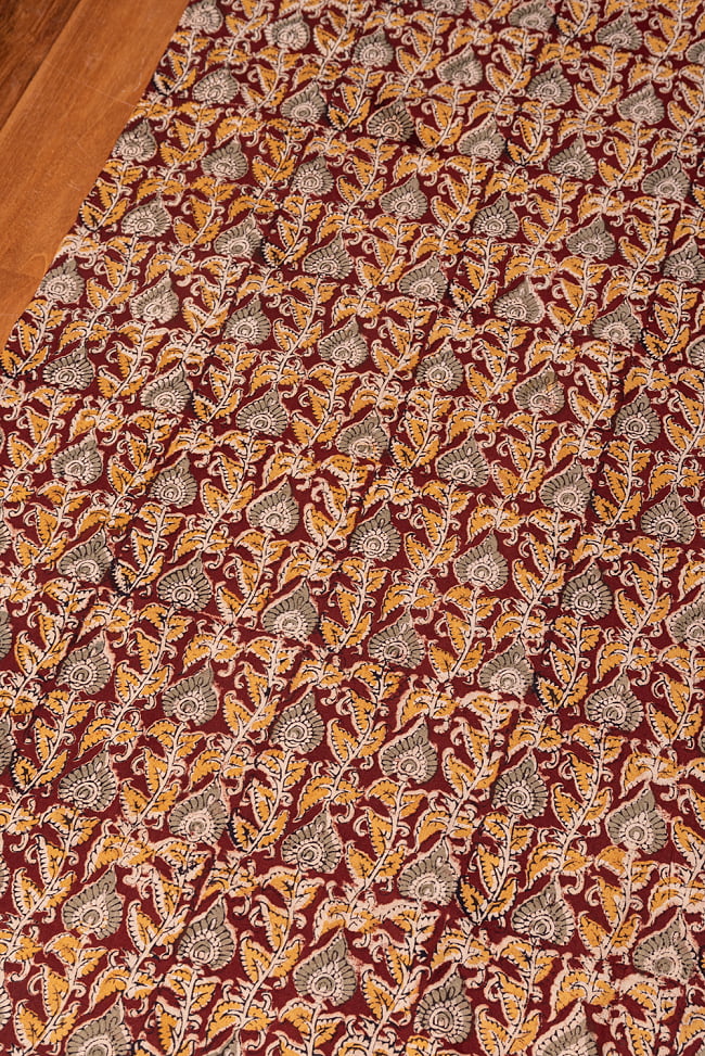 〔1m切り売り〕伝統息づく南インドから　昔ながらの木版染め更紗模様布 - えんじ系〔横幅:約116cm〕 2 - とても素敵な雰囲気です