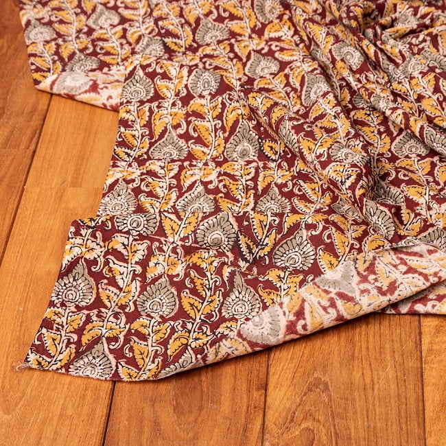 〔1m切り売り〕伝統息づく南インドから　昔ながらの木版染め更紗模様布 - えんじ系〔横幅:約116cm〕 5 - 縁部分の写真です。雰囲気ある、このムラはハンドメイドにしか出せません。