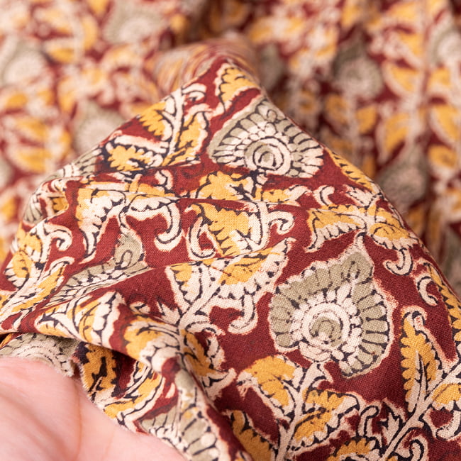 〔1m切り売り〕伝統息づく南インドから　昔ながらの木版染め更紗模様布 - えんじ系〔横幅:約116cm〕 6 - 生地の拡大写真です