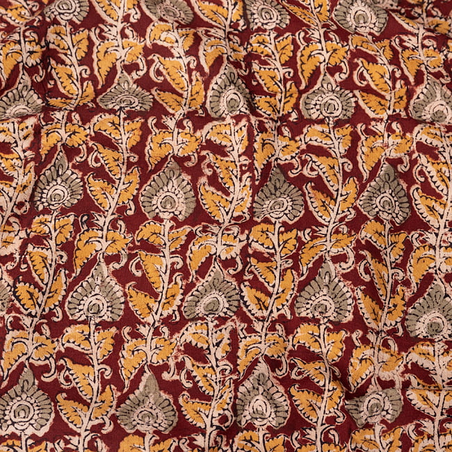 〔1m切り売り〕伝統息づく南インドから　昔ながらの木版染め更紗模様布 - えんじ系〔横幅:約116cm〕の写真1枚目です。木版で丁寧にプリント。インドらしい味わいのある布地です。ウッドブロック,木版染め,ボタニカル,唐草模様,切り売り,量り売り布,アジア布 量り売り,手芸,生地