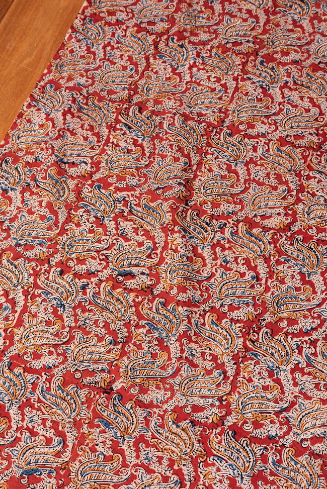 〔1m切り売り〕伝統息づく南インドから　昔ながらの木版染め更紗模様布 - 赤系〔横幅:約116cm〕 2 - とても素敵な雰囲気です