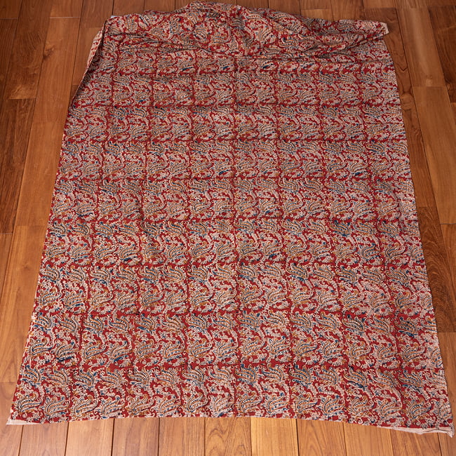 〔1m切り売り〕伝統息づく南インドから　昔ながらの木版染め更紗模様布 - 赤系〔横幅:約116cm〕 3 - 全体を広げてみたところです。1mの長さごとにご購入いただけます。
