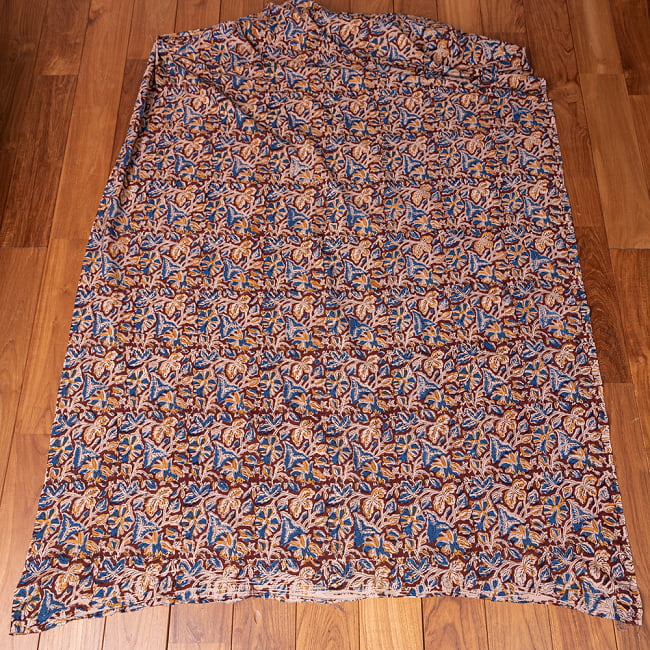 〔1m切り売り〕伝統息づく南インドから　昔ながらの木版染め更紗模様布 - 赤茶系〔横幅:約119cm〕 3 - 全体を広げてみたところです。1mの長さごとにご購入いただけます。