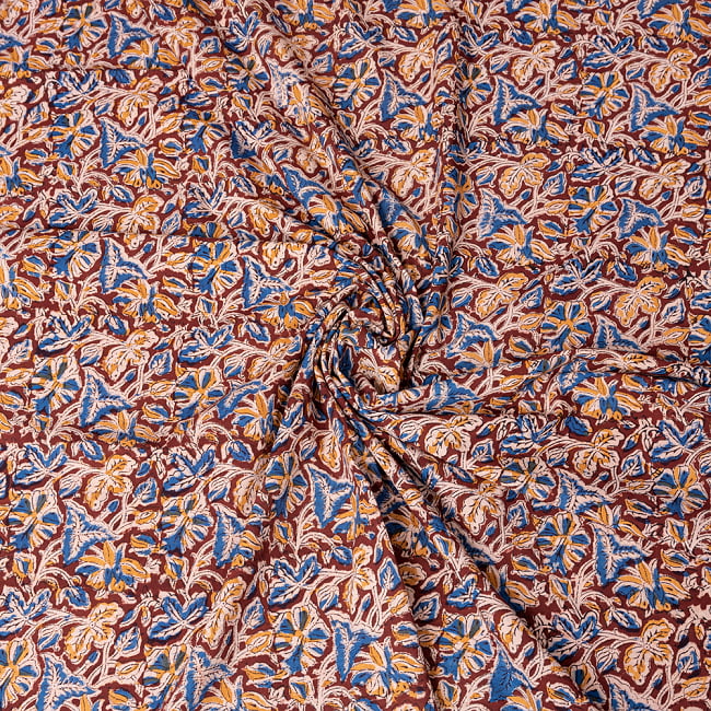 〔1m切り売り〕伝統息づく南インドから　昔ながらの木版染め更紗模様布 - 赤茶系〔横幅:約119cm〕 4 - インドならではの布ですね。
