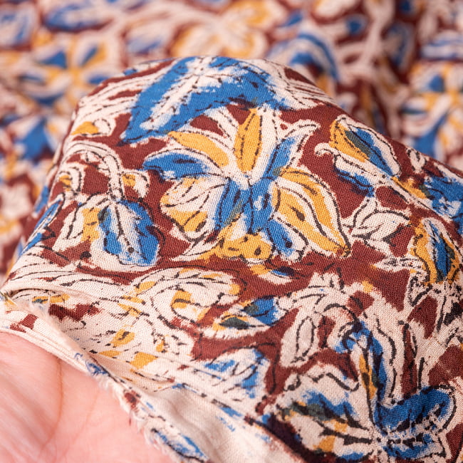 〔1m切り売り〕伝統息づく南インドから　昔ながらの木版染め更紗模様布 - 赤茶系〔横幅:約119cm〕 6 - 生地の拡大写真です