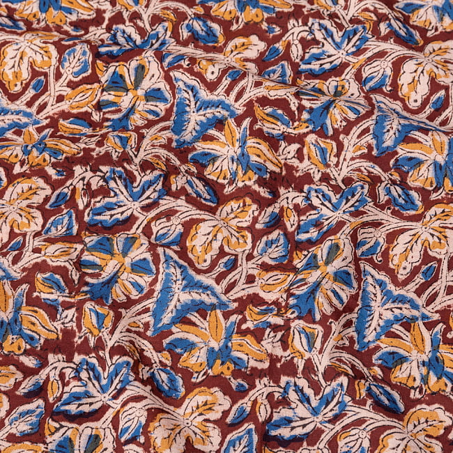〔1m切り売り〕伝統息づく南インドから　昔ながらの木版染め更紗模様布 - 赤茶系〔横幅:約119cm〕の写真1枚目です。木版で丁寧にプリント。インドらしい味わいのある布地です。ウッドブロック,木版染め,ボタニカル,唐草模様,切り売り,量り売り布,アジア布 量り売り,手芸,生地