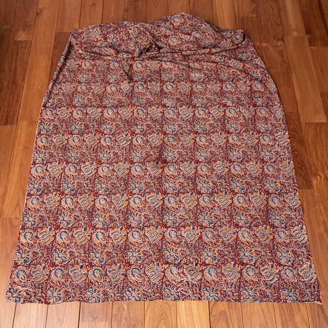 〔1m切り売り〕伝統息づく南インドから　昔ながらの木版染め更紗模様布 - 赤系〔横幅:約118cm〕 3 - 全体を広げてみたところです。1mの長さごとにご購入いただけます。