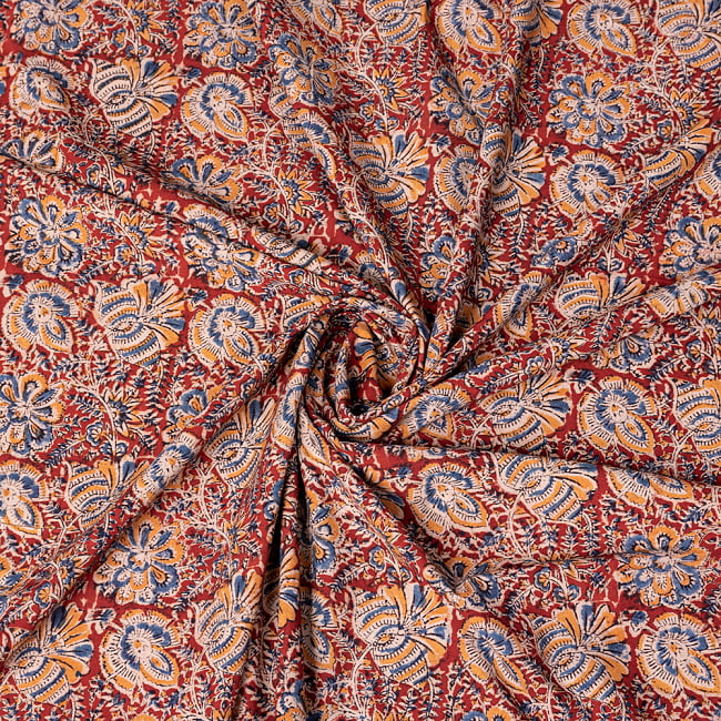 〔1m切り売り〕伝統息づく南インドから　昔ながらの木版染め更紗模様布 - 赤系〔横幅:約118cm〕 4 - インドならではの布ですね。