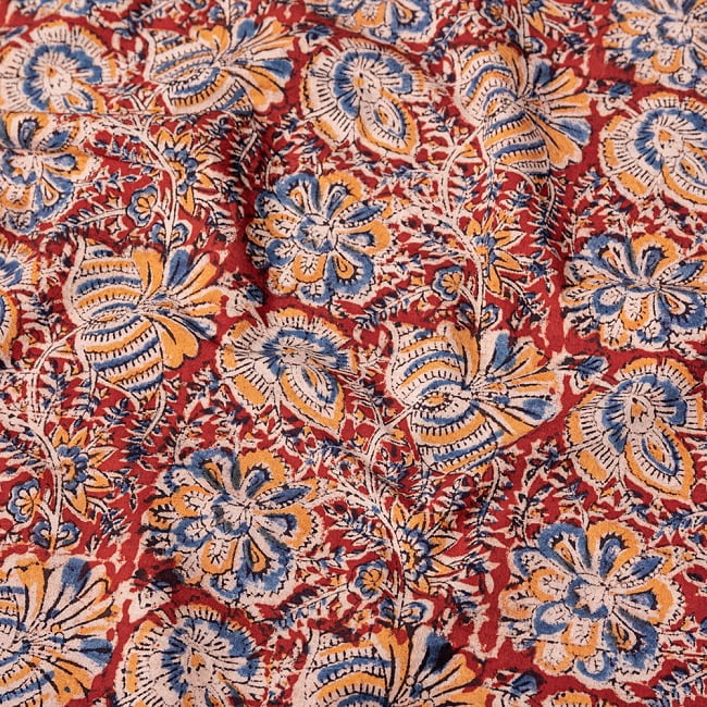 〔1m切り売り〕伝統息づく南インドから　昔ながらの木版染め更紗模様布 - 赤系〔横幅:約118cm〕の写真