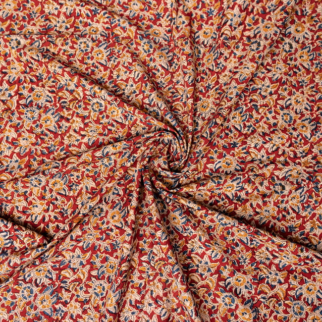 〔1m切り売り〕伝統息づく南インドから　昔ながらの木版染め更紗模様布 - 赤系〔横幅:約118cm〕 4 - インドならではの布ですね。