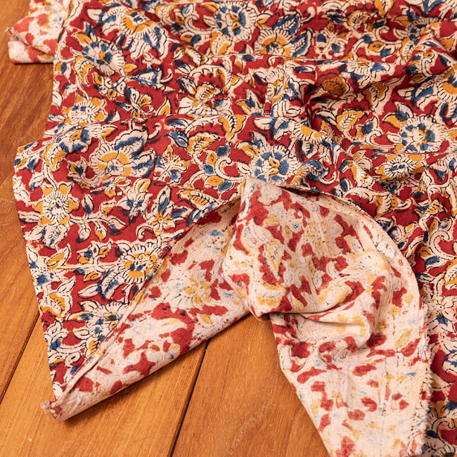 〔1m切り売り〕伝統息づく南インドから　昔ながらの木版染め更紗模様布 - 赤系〔横幅:約118cm〕 5 - 縁部分の写真です。雰囲気ある、このムラはハンドメイドにしか出せません。