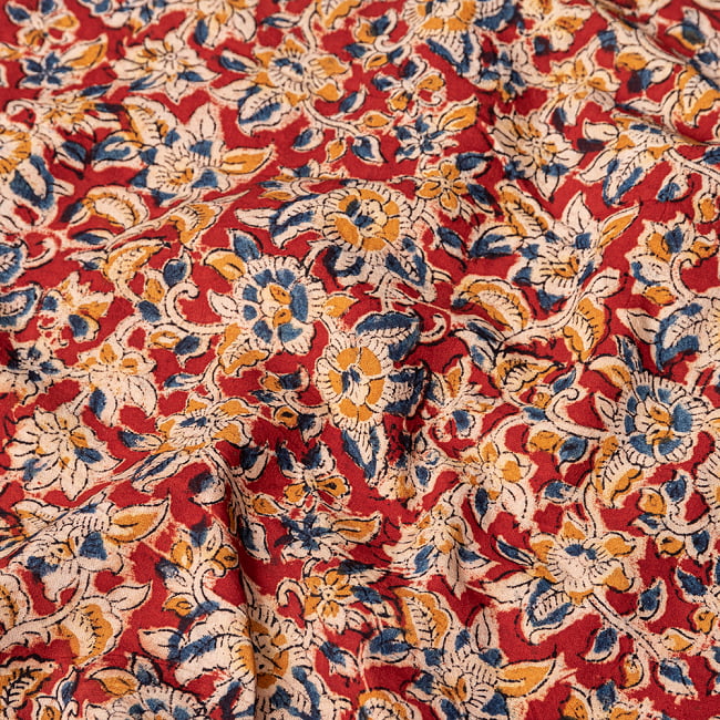 〔1m切り売り〕伝統息づく南インドから　昔ながらの木版染め更紗模様布 - 赤系〔横幅:約118cm〕の写真1枚目です。木版で丁寧にプリント。インドらしい味わいのある布地です。ウッドブロック,木版染め,ボタニカル,唐草模様,切り売り,量り売り布,アジア布 量り売り,手芸,生地