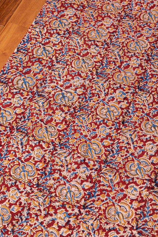 〔1m切り売り〕伝統息づく南インドから　昔ながらの木版染め更紗模様布 - 赤系〔横幅:約121cm〕 2 - とても素敵な雰囲気です