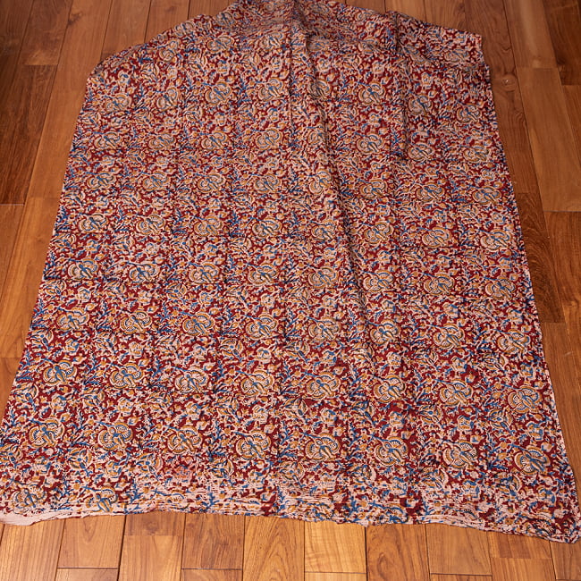 〔1m切り売り〕伝統息づく南インドから　昔ながらの木版染め更紗模様布 - 赤系〔横幅:約121cm〕 3 - 全体を広げてみたところです。1mの長さごとにご購入いただけます。