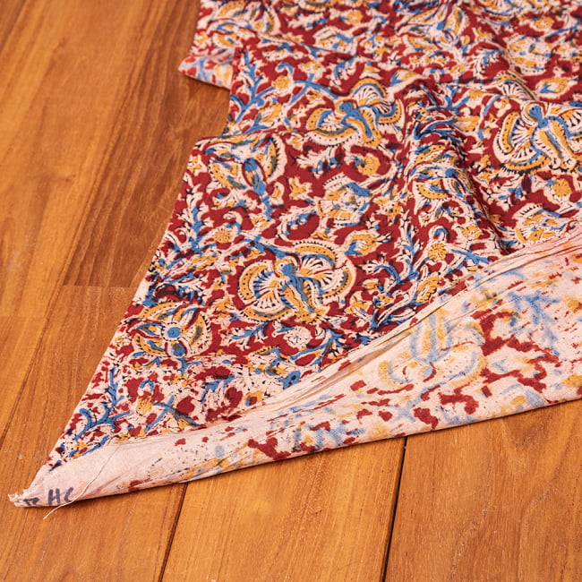 〔1m切り売り〕伝統息づく南インドから　昔ながらの木版染め更紗模様布 - 赤系〔横幅:約121cm〕 5 - 縁部分の写真です。雰囲気ある、このムラはハンドメイドにしか出せません。