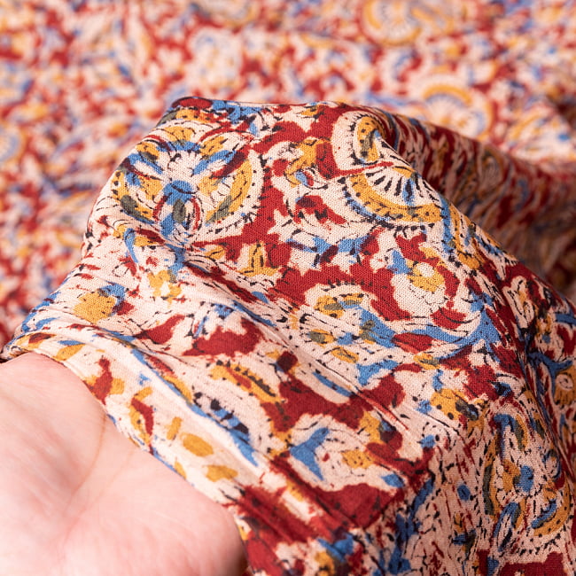 〔1m切り売り〕伝統息づく南インドから　昔ながらの木版染め更紗模様布 - 赤系〔横幅:約121cm〕 6 - 生地の拡大写真です