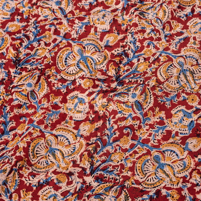 〔1m切り売り〕伝統息づく南インドから　昔ながらの木版染め更紗模様布 - 赤系〔横幅:約121cm〕の写真1枚目です。木版で丁寧にプリント。インドらしい味わいのある布地です。ウッドブロック,木版染め,ボタニカル,唐草模様,切り売り,量り売り布,アジア布 量り売り,手芸,生地