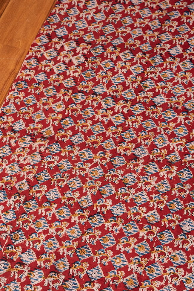 〔1m切り売り〕伝統息づく南インドから　昔ながらの木版染め更紗模様布 - 赤系〔横幅:約115cm〕 2 - とても素敵な雰囲気です