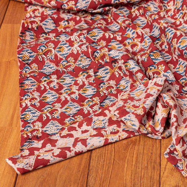 〔1m切り売り〕伝統息づく南インドから　昔ながらの木版染め更紗模様布 - 赤系〔横幅:約115cm〕 5 - 縁部分の写真です。雰囲気ある、このムラはハンドメイドにしか出せません。