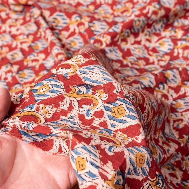〔1m切り売り〕伝統息づく南インドから　昔ながらの木版染め更紗模様布 - 赤系〔横幅:約115cm〕 6 - 生地の拡大写真です