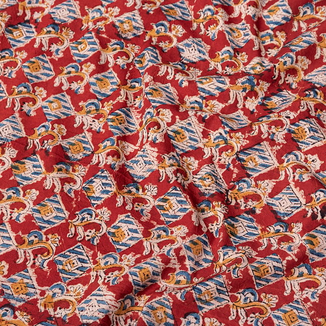 〔1m切り売り〕伝統息づく南インドから　昔ながらの木版染め更紗模様布 - 赤系〔横幅:約115cm〕の写真1枚目です。木版で丁寧にプリント。インドらしい味わいのある布地です。ウッドブロック,木版染め,ボタニカル,唐草模様,切り売り,量り売り布,アジア布 量り売り,手芸,生地