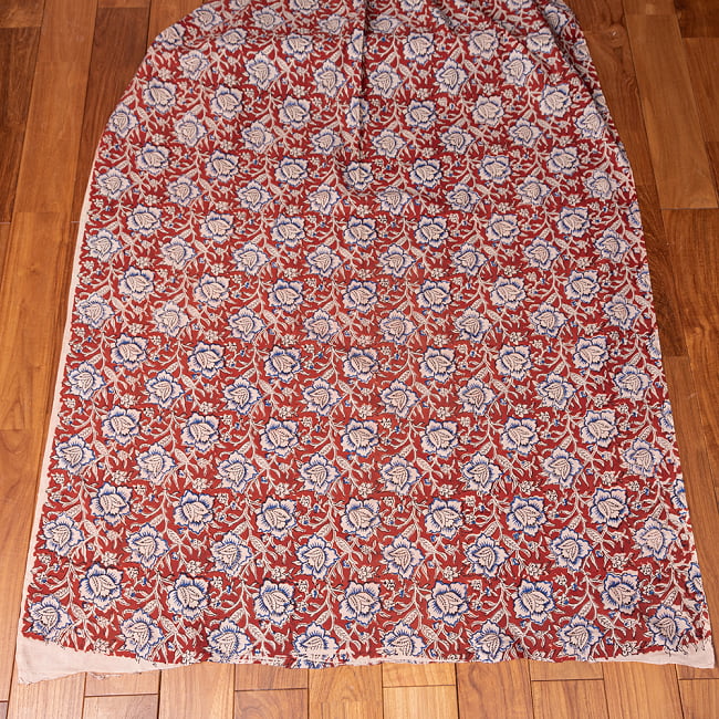 〔1m切り売り〕伝統息づく南インドから　昔ながらの木版染め更紗模様布 - 赤橙系〔横幅:約105.5cm〕 3 - 全体を広げてみたところです。1mの長さごとにご購入いただけます。
