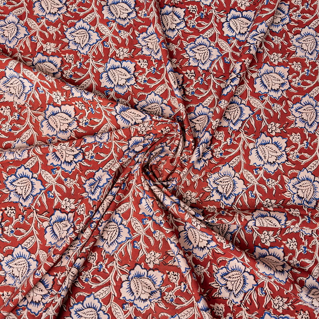 〔1m切り売り〕伝統息づく南インドから　昔ながらの木版染め更紗模様布 - 赤橙系〔横幅:約105.5cm〕 4 - インドならではの布ですね。
