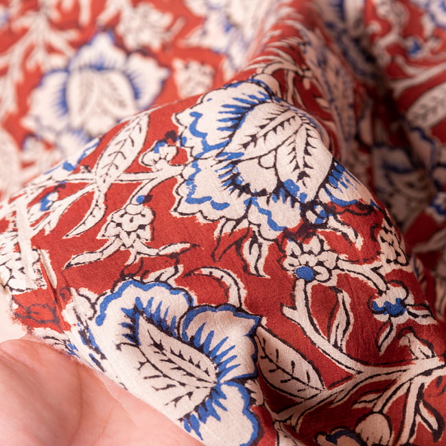 〔1m切り売り〕伝統息づく南インドから　昔ながらの木版染め更紗模様布 - 赤橙系〔横幅:約105.5cm〕 6 - 生地の拡大写真です