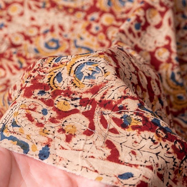 〔1m切り売り〕伝統息づく南インドから　昔ながらの木版染め更紗模様布 - 赤茶系〔横幅:約116.5cm〕 6 - 生地の拡大写真です