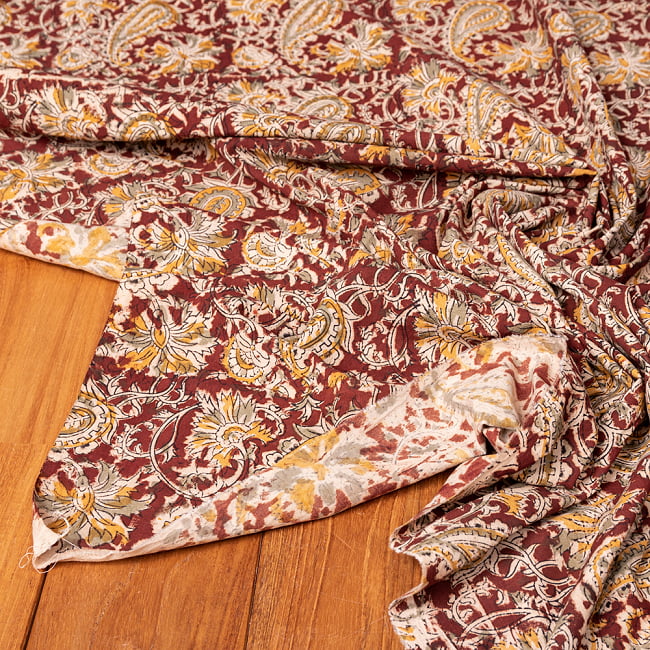 〔1m切り売り〕伝統息づく南インドから　昔ながらの木版染め更紗模様布 - 茶色系〔横幅:約116cm〕 5 - 縁部分の写真です。雰囲気ある、このムラはハンドメイドにしか出せません。