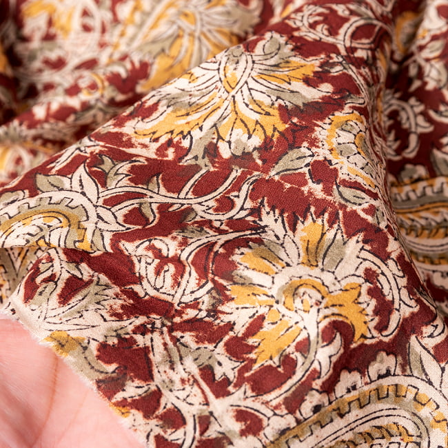 〔1m切り売り〕伝統息づく南インドから　昔ながらの木版染め更紗模様布 - 茶色系〔横幅:約116cm〕 6 - 生地の拡大写真です