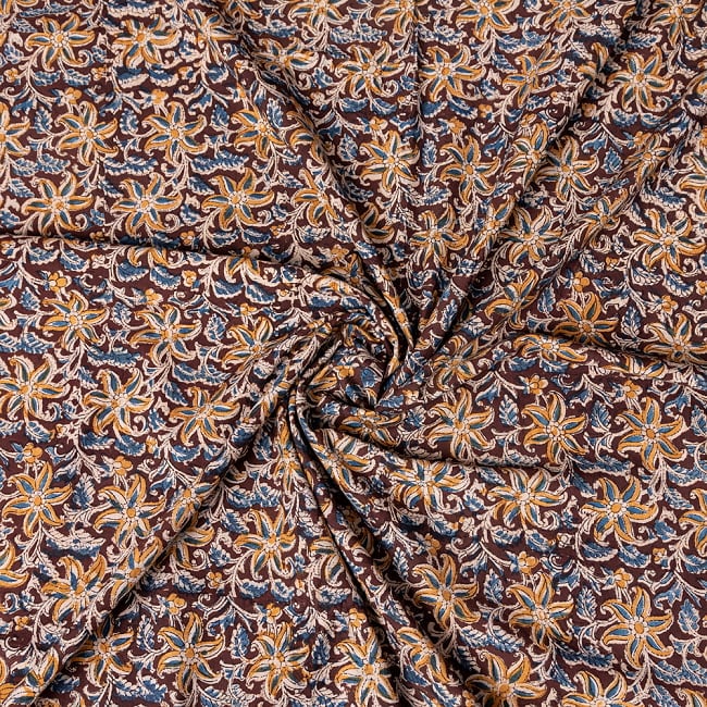 〔1m切り売り〕伝統息づく南インドから　昔ながらの木版染め更紗模様布 - 焦げ茶系〔横幅:約118cm〕 4 - インドならではの布ですね。