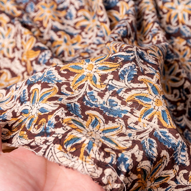 〔1m切り売り〕伝統息づく南インドから　昔ながらの木版染め更紗模様布 - 焦げ茶系〔横幅:約118cm〕 6 - 生地の拡大写真です